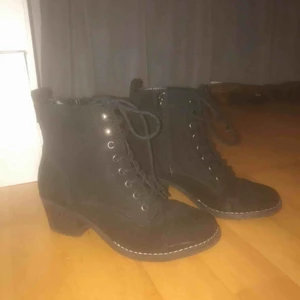  - Skor från deichmann. Storlek 37, sitter som 37,5 då jag har 38 i de flesta skorna. Svarta skosnören och svart mocka (vet inte om den är äkta). Inte speciellt hög klack och sitter väldigt bra format efter foten. Ett väldigt bra skick, ej sönder.