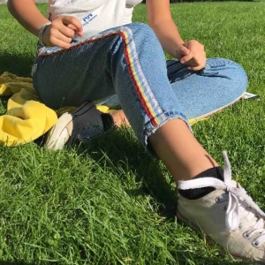 Jeans - sjukt coola loosefit jeans från pull&bear köpta förra sommaren 💜 skickar gärna fler bilder om så önskas☺️ 