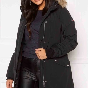  - Tommy Jeans jacka köpt förra vintern för 2880kr men säljer den för köpte ny. Köparen betalar för frakten  