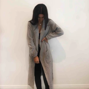  - Skön kofta som är perfekt nu till Vinter/Höst. I jättebra skick!!