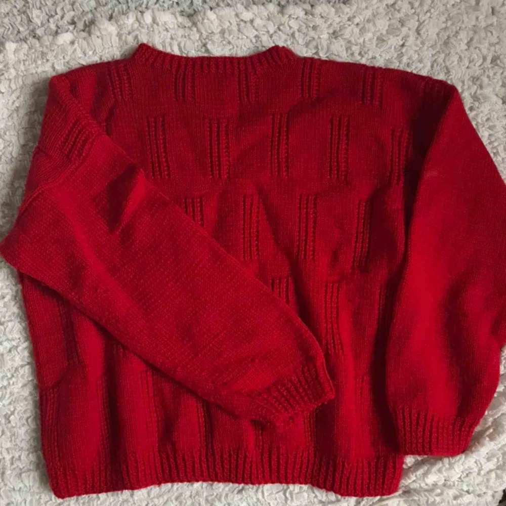 Supermysig röd stickad tröja som passar till svalare väder :). Stickat.