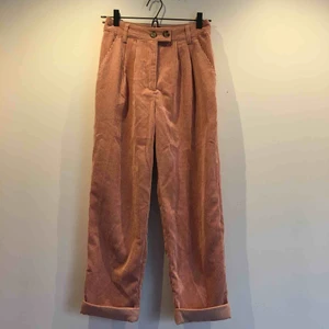  - Rosa manchesterbyxor från topshop. Loose fit. 