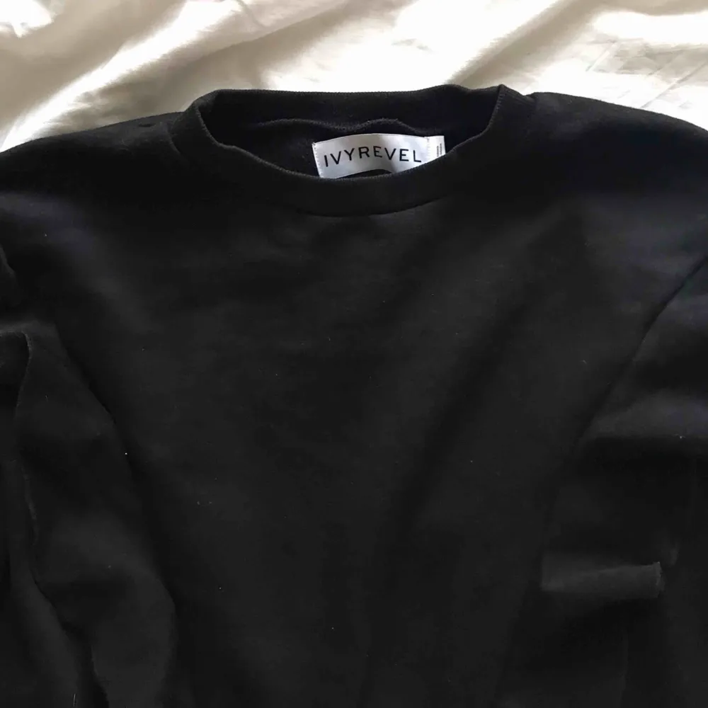 Jättefin tröja från Ivyrevel😍😍 väldigt skönt material inuti ☺️ jag kan mötas upp i Lund, annars står köparen för frakten❤️. Tröjor & Koftor.