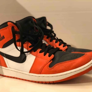  - Jordan 1’s Retro Rare  Använda sådär mycket. Lite creasing men inte så smutsiga. Låda finns