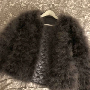  - Storlek M, knappt använd så i nyskick. Kolla gärna in det andra jag köper, vid köp av fler än en vara så ordnas paketpris!  Kan mötas upp i Fjärås, Kungsbacka & Skene/Kinna. Kan även skickas mot fraktkostnad.