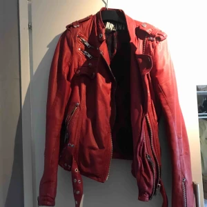  - Använd jacka i fint skick! Enda problemet är att fickans botten behöver sys ihop litegrann. Supernöjd med jackan men inte min stil längre så låter gärna den få åka vidare.