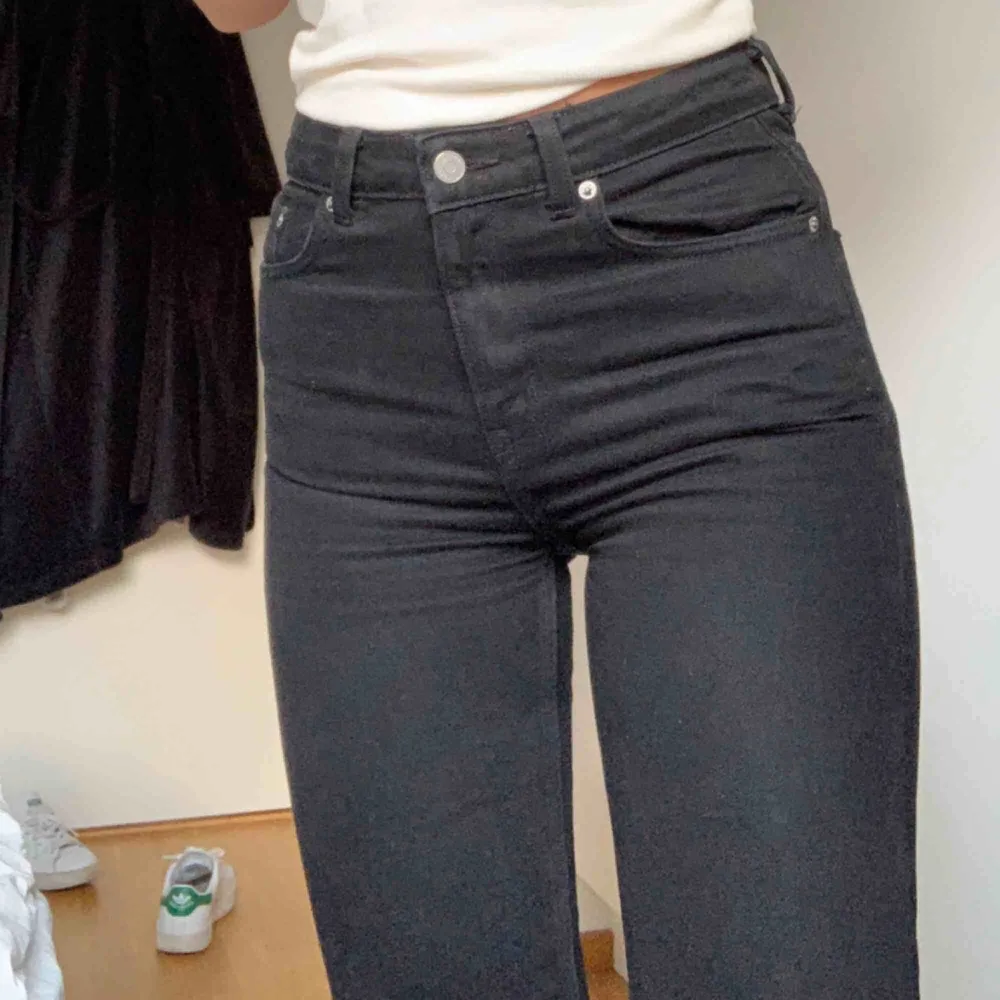 Svarta jeans från weekday i modellen Voyage. Avklippta nedtill men längden stämmer fortfarande. Sjukt snygg modell som påminner om Levis 501. Säljer pga för små. Nypris 400kr. Frakt tillkommer . Jeans & Byxor.