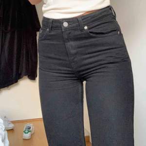 Svarta jeans från weekday i modellen Voyage. Avklippta nedtill men längden stämmer fortfarande. Sjukt snygg modell som påminner om Levis 501. Säljer pga för små. Nypris 400kr. Frakt tillkommer 