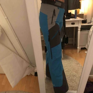  - Super coola Skidbyxor från Peak Performance Jätte varma och super bra kvalitet  Många fickor  Bra för proffsen!!!! Original pris 4000kr