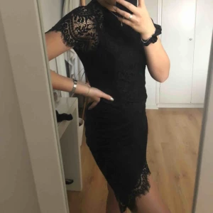  - Svart spetsig klänning från Nelly, bra inför bal, tillställningar och m.m! Väldigt figursydd i ryggen men lösare framtill! Även fina spets detaljer som ger en extra knuff;) ! 
