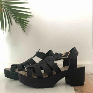  - Ascoola platå klackar i veganskt läder från koi footwear i väldigt bra skick, endast använda 2-3gånger!