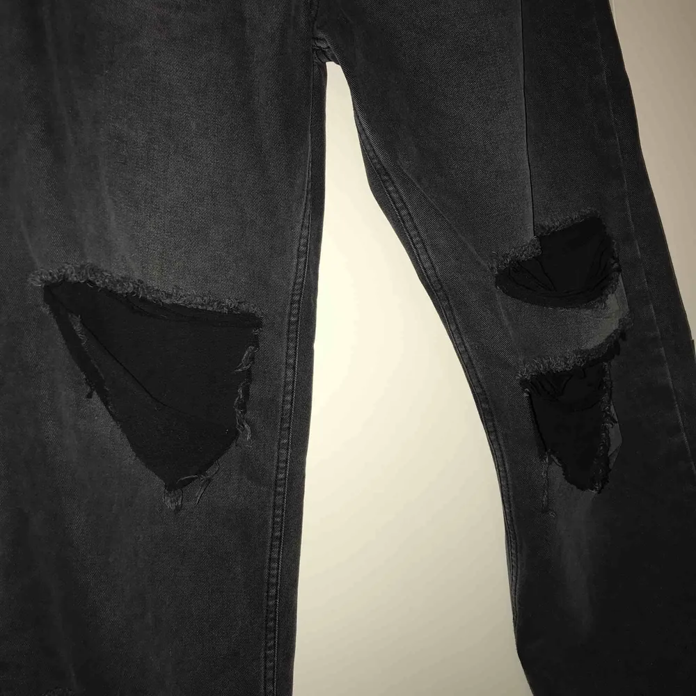 Svarta boyfriend jeans med hål från prettylittlething ”Mid Wash Baggy Low Rise Distressed” Säljer dessa snygga jeans på grund av att de är för stora för mig, etiketten sitter kvar och de är aldrig använda. Jeans & Byxor.