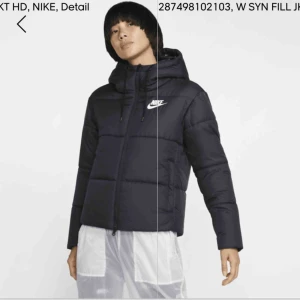  - Säljer denna dunjacka från Nike, köpt på här på plick men den passar inte. Den är använd men i fint skick! Priset gäller inklusive frakt😊