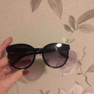 - Fina och stilrena solglasögon. Oanvända