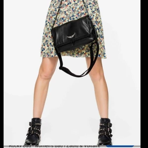  - Säljer min skitsnygga Zadig Voltaire väska! Modellen heter Rocky Bag och är den större varianten av de klassiska väskorna. Använd ett fåtal gånger men fortfarande i bra skick. Frakt tillkommer inte i priset. 
