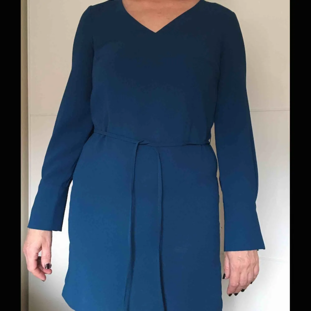 Blå klänning från H&M, endast använd en gång. I storlek 36. Klänningar.