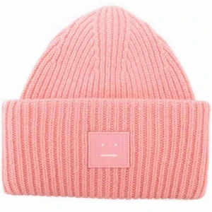 Acne mössa - Den ursnygga acnemössan i Pansy-modellen i strålande skick! Älskar den rosa färgen MEN söker nu en i svart! Säljer den eller byter bort mot likadan i annan färg! Hör av dig så diskuterar vi pris! 
