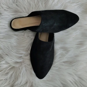  - Slip-in sandal i mocka imitation, aldrig använda