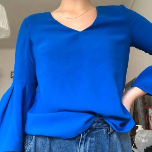  - BLÅÅÅÅ blus ish, superfin iaf o knappt använd 🤩