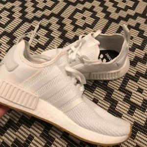  - Säljer mina heltvita adidas nmd r1 som är i helt ny skick, använt endast 2 ggr! 
