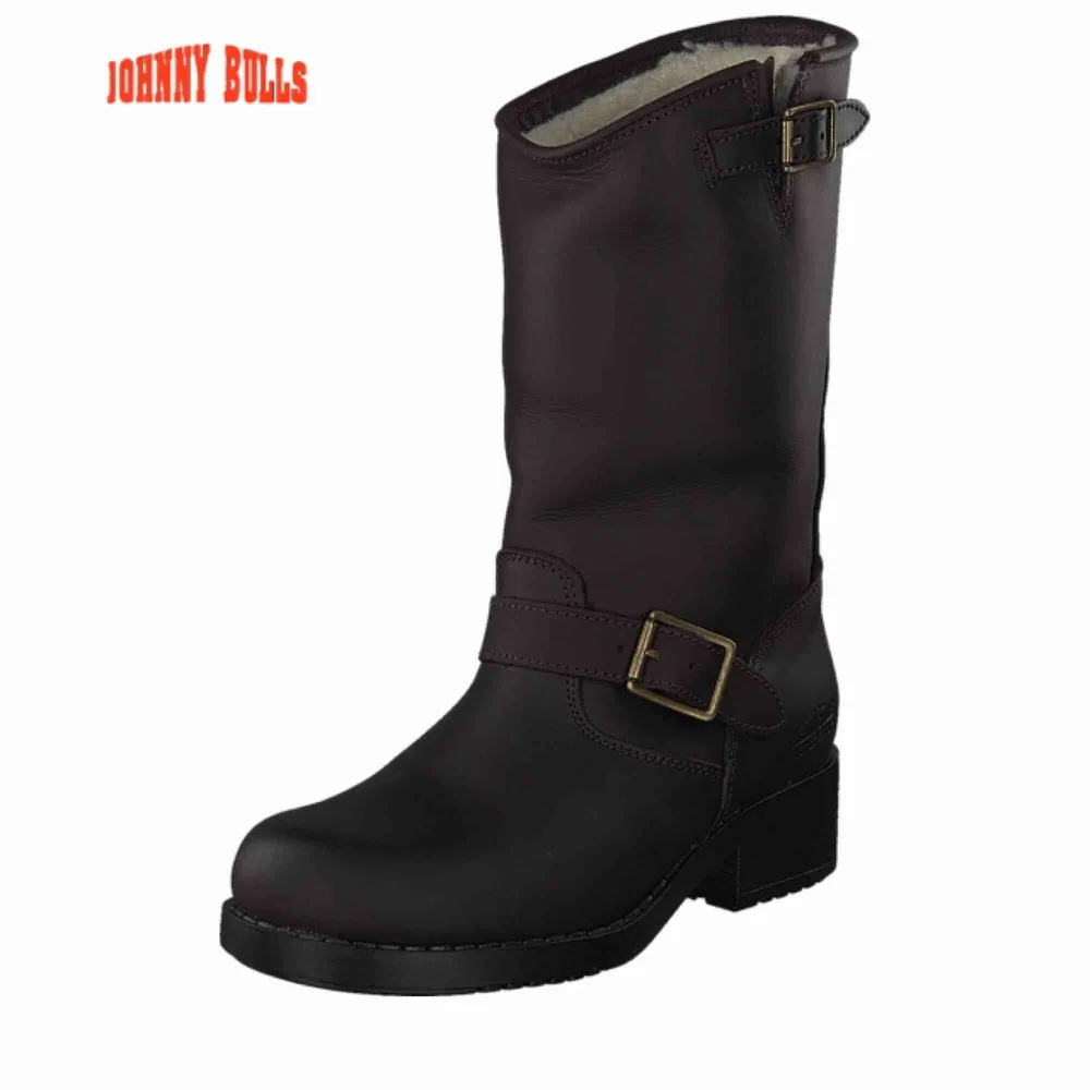 Fina boots från Johnny Bulls som är i äkta läder ( brun ) med guldiga spännen. Använda knappt i en vinter, mycket sparsamt använda. Storlek 38/39. Skor.