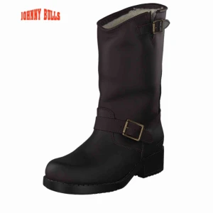Boots Johny bulls - Fina boots från Johnny Bulls som är i äkta läder ( brun ) med guldiga spännen. Använda knappt i en vinter, mycket sparsamt använda. Storlek 38/39