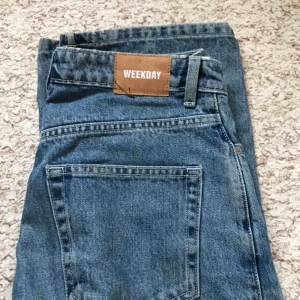  - Jeans från Weekday i Row modellen, supersköna och snygga
