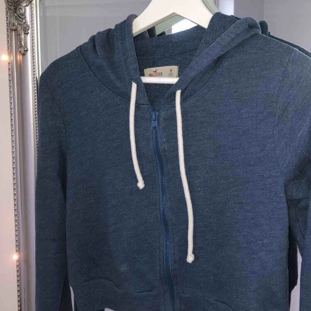 En croppad hoodie från Hollister stl M, kan mötas upp i Linköping eller frakta (köparen betalar frakten) 🦋🦋 . Hoodies.