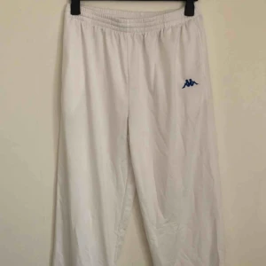  - Oversized kappa-byxor med resår i midjan. Vet inte vilken storlek dom är tyvärr men det går att spänna in i midjan som sagt :) 