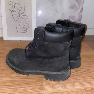  - Supersnygga Timberland kängor i storlek 37! Den originella Timberland kängan fast i svart, supersnygga och jättesköna! Perfekt vintersko! Endast använda under en vinter och säljer nu pga ingen användning:) 