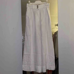  - De ser smutsiga ut men det är de inte irl, aldrig använda. Också i väldigt fint skick eftersom de inte är använd. Materialet känns som linne  