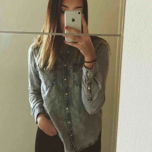  - En PULL&BEAR jeansskjorta i storlek M. Säljes pga använder aldrig. Endast använd ett fåtal gånger, nästintill som ny. 60kr