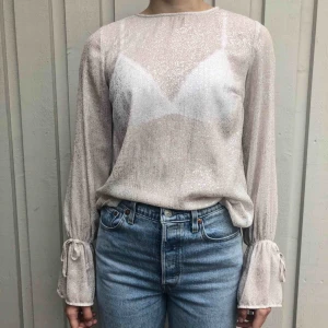  - En ljusrosa skimrig mesh-blus för både vardag och fest! Relativt tunn men tycker ej detta gör något, väldigt snygg! Köparen står för frakten🥰💫