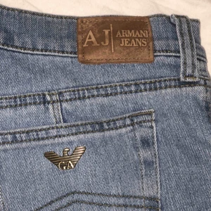  - ⭐️ Armani Jeans ⭐️ Storlek 30 Väldigt stretchiga så det funkar absolut att gå ner en storlek ifall du brukar bära jeans med större storlek.  High 2 mid Waist  Klippta längst ner, långa i benen. Jag är 169cm och har på bilden även platå skor🥰