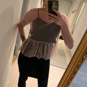  - Genomskinlig, rosa topp med volang 