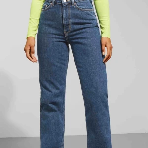  - Super fina jeans från weekday i modellen row. Säljer för att de tyvärr inte kommer till lika mycket användning längre.