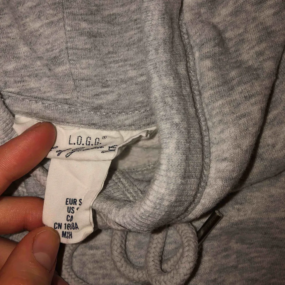 Jättemysig hoodie från h&m i en fin grå färg. Är i mycket bra skick och säljs för att den inte blir använd.. Hoodies.