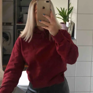  - Suupermysig varm hoodie i en fin vinröd färg från Cubus! Endast andvänd en gång så kvaliten är så gott som ny🤗  Den har även en ficka där fram vilket dock ej framgår på bilderna, skriv för fler bilder💞💞