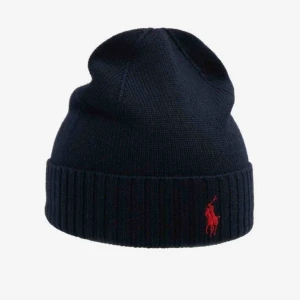 mössa - På tid o sälja allas favorit nudå. Mörkblå & röd Ralph Lauren mössa. Köpt förra vintern så den är bara använd nån månad då. Säljer då den inte riktigt är min stil längre och kommer inte till så mycket användning🥰