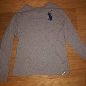  - Jättefin Ralph Lauren tröja från Kidsbrandstore! Strl 158/164 men mer som en XS😊en  3:a på baksidan! 