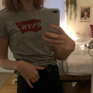  - Grå spräcklig tröja från Levi’s