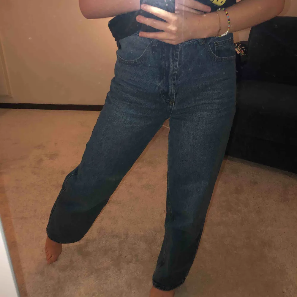 Trendiga raka jeans från Boohoo i snygg färg. Tyvärr för stora i midjan för mig :( Lägger sig snyggt på skorna på mig som är ca 160. Köparen står för frakt!! . Jeans & Byxor.