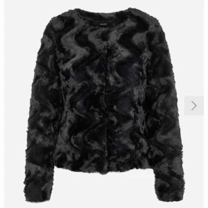  - Fluffig, varm och jättemysig fuskpälsjacka. Aldrig använd, är i toppskick/orginalskick. Kan mötas upp i Stockholm City eller skicka med Postnord. Swish-betalning. 