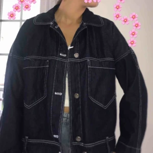  - snygg marinblå jeansjacka med vita sömmar!! sparsamt använd 🥰🥰