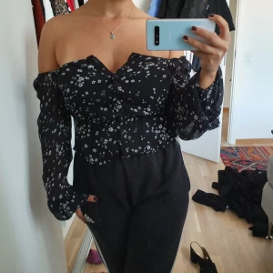  - Säljer en jätte fin blus som är tyvärr för liten på mig, nyskick :) 