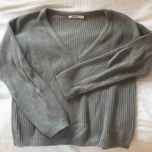  - Grå stickad tröja från NA-KD, använd fåtal gånger och som ny! 