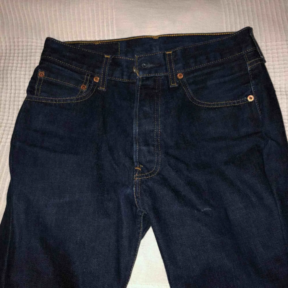 Ett par vintage jätte fina Levis Jeans som är en färgade och tjockt och bra material.. Jeans & Byxor.