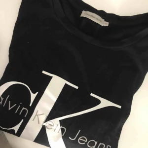  - T shirt från Calvin Klein.  Knappt använd.  Svart 