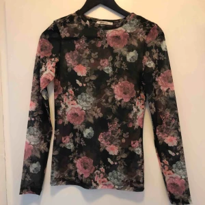  - Topp i mesh/ genomskinligt material