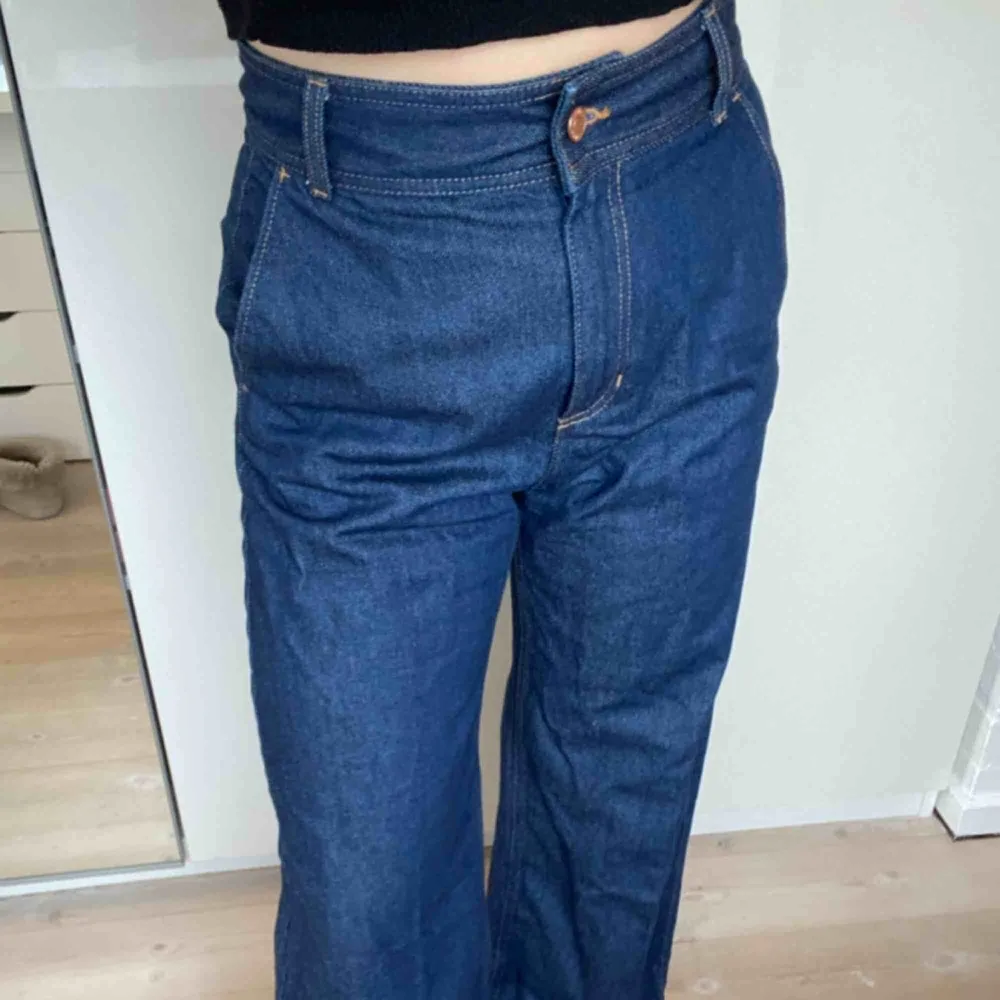 Mörkblå utsvängda högmidjade jeans från Weekday, aldrig använda. Skriv för mer frågor eller bilder, frakt tillkommer.. Jeans & Byxor.